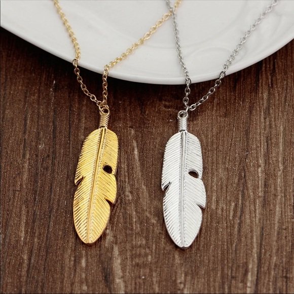 Jewelry - Gold Feather Pendant Necklace 💜